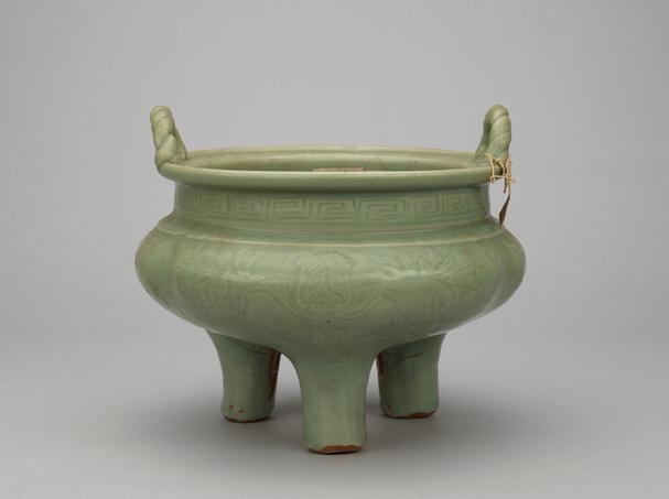 龙泉窑青釉刻花三足炉