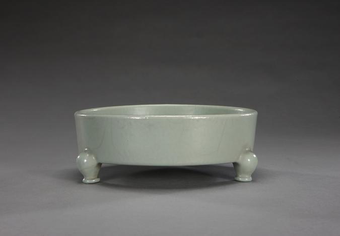 雍正款仿官釉三足洗