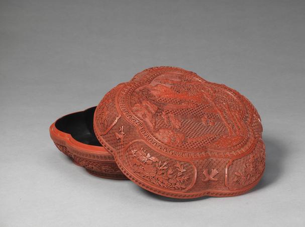 乾隆款剔红洗桐图梅花式盒