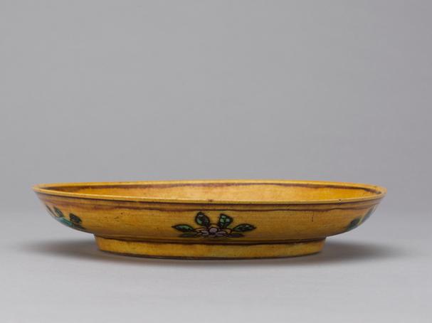 万历款黄地紫绿彩龙纹盘