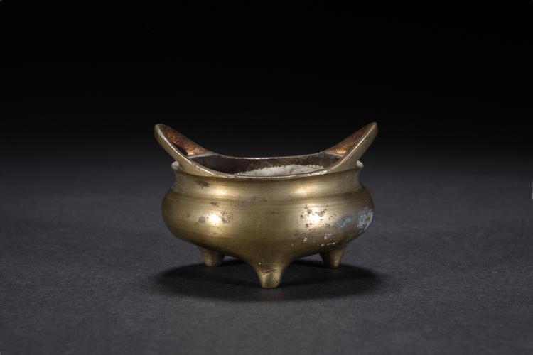 宣德款铜凤眼耳三足炉