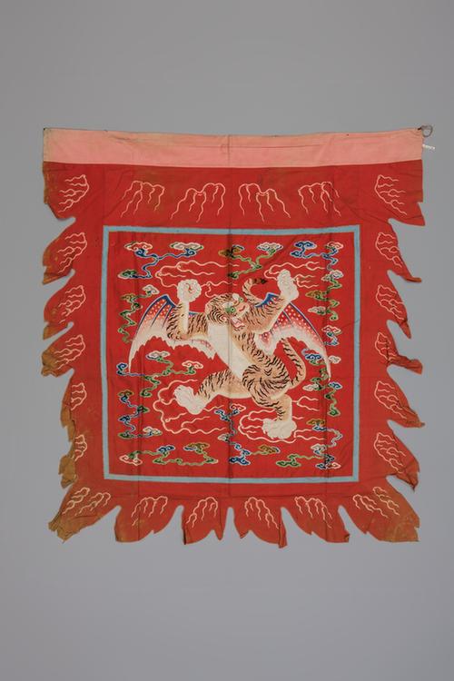 红色纱绣云纹飞虎旗