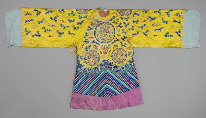 杏黄色暗花绸绣二团人物花卉金万字纹三变宫衣