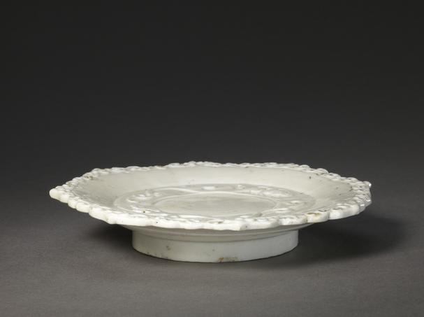 德化窑白釉八方双螭纹盘