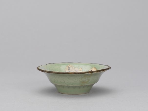 宣德款仿龙泉釉划花碟