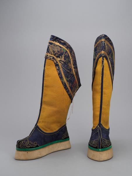 黄色缎绒云纹头尖底靴