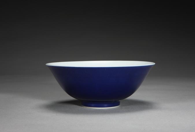 雍正款里白釉外祭蓝釉碗