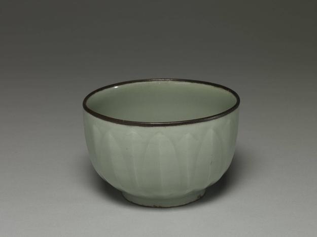 青瓷莲瓣碗