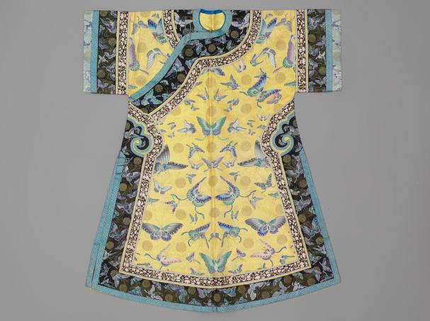 明黄色直径纱绣彩百蝶金团寿纹单氅衣