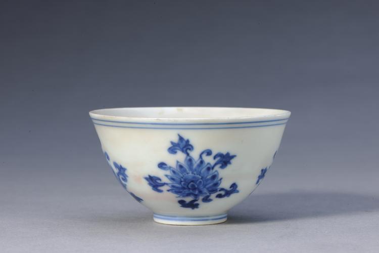 成化款青花宝相花纹杯