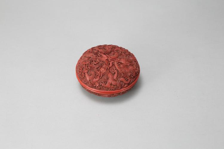 铅胎剔红双面九龙纹圆盒