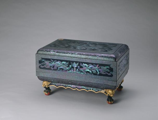 黑漆嵌螺钿双龙纹长方盒