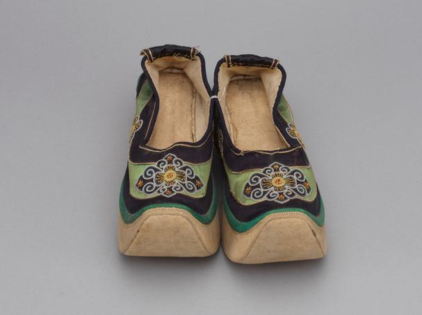 绿色缎缉线绣朵花纹皂鞋