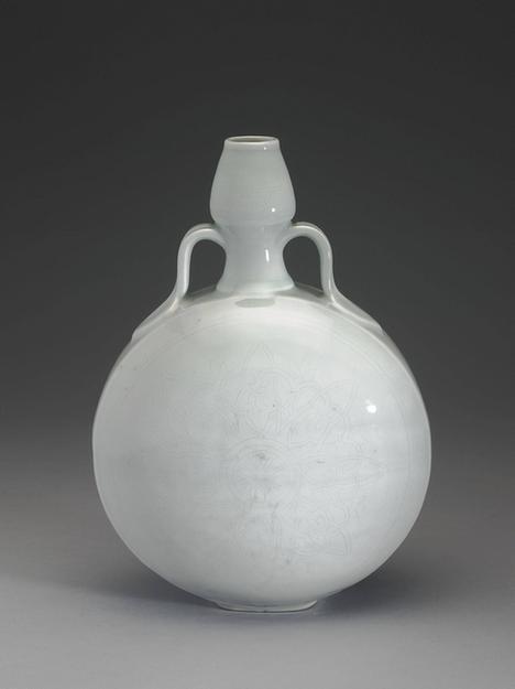 甜白划花葫芦形绶带耳扁壶