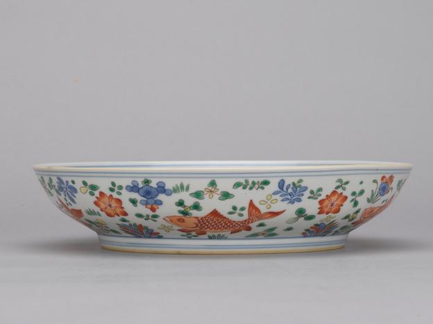 在川知乐款五彩鱼藻纹盘