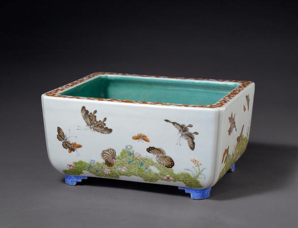 粉彩花蝶纹长方花盆