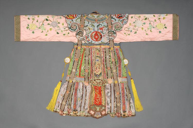 粉色缎绣折枝花纹宫衣