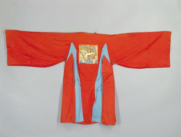 红缎缀平金绣云鹤纹方补官衣