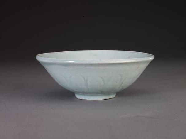 青白釉刻花荷鸭纹碗