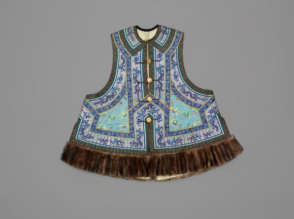 湖色缎绣栀子纹镶貂皮边对襟夹坎肩