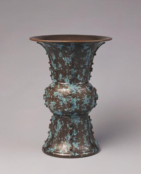 仿古铜彩出戟尊