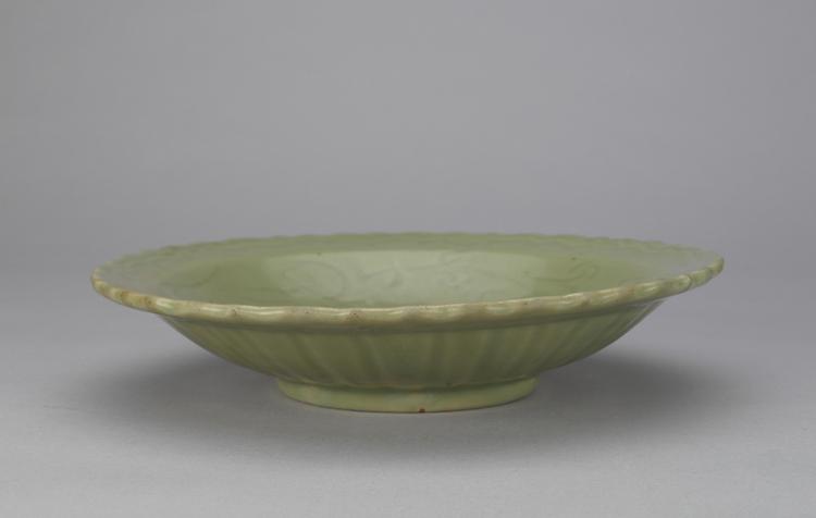 龙泉窑青釉暗划花卉纹花口盘