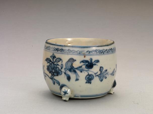 青花折枝石榴花鸟图三足炉