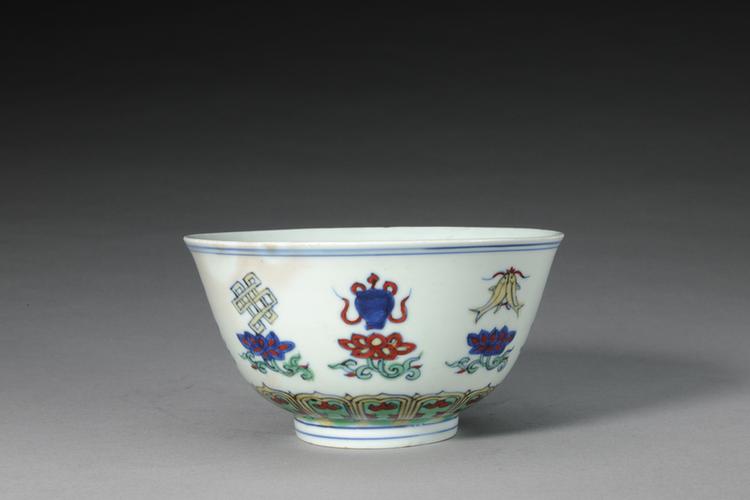 斗彩折枝莲托八吉祥纹碗