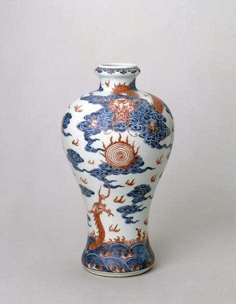 乾隆款青花釉里红云龙纹瓶