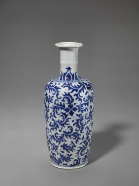 宣德款青花蔓草纹撇口瓶