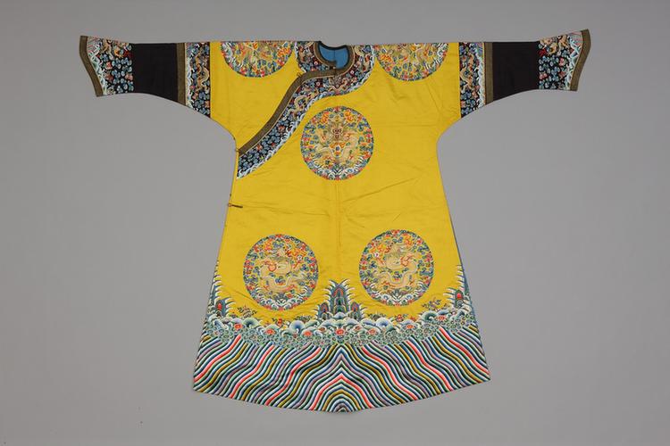 明黄色绸绣八团彩云蝠金龙纹女夹龙袍