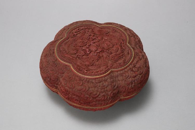 剔红三狮戏球图梅花式盒