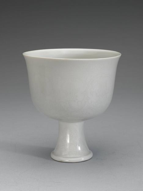 甜白番莲八宝纹高足杯