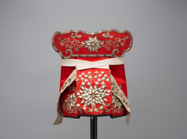 红色缎串玻璃珠花蝶纹报子巾