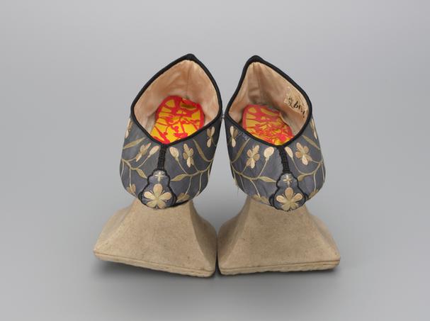 灰色缎绣花卉纹花盆底女夹鞋