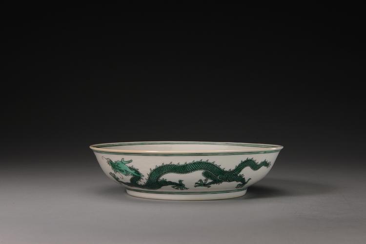 道光款白地绿彩暗海水云龙纹盘