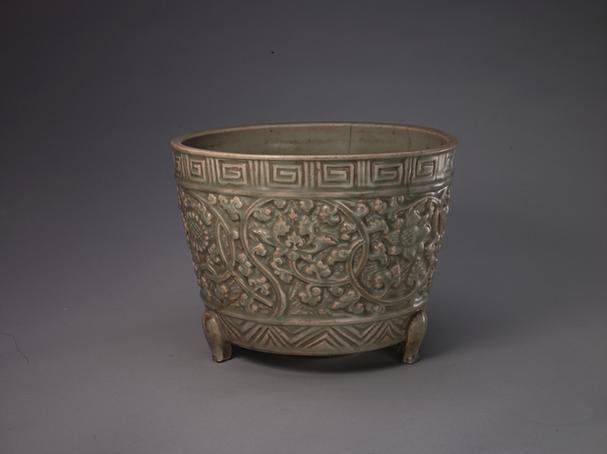 龙泉窑青釉凸雕缠枝莲纹三足筒式炉