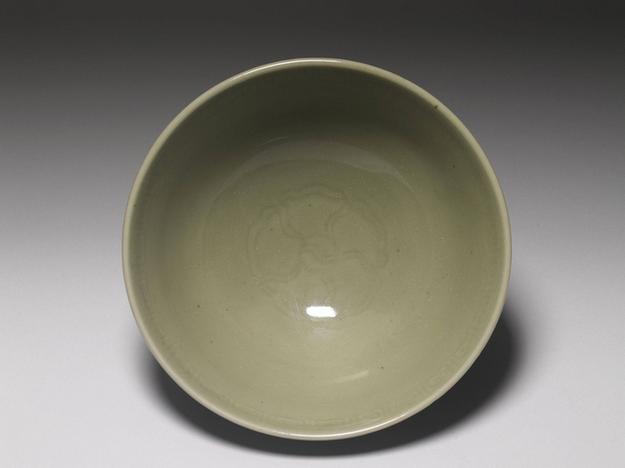 青瓷划花莲瓣碗