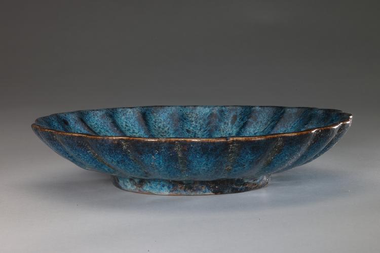 石湾窑灰蓝釉菊瓣盘