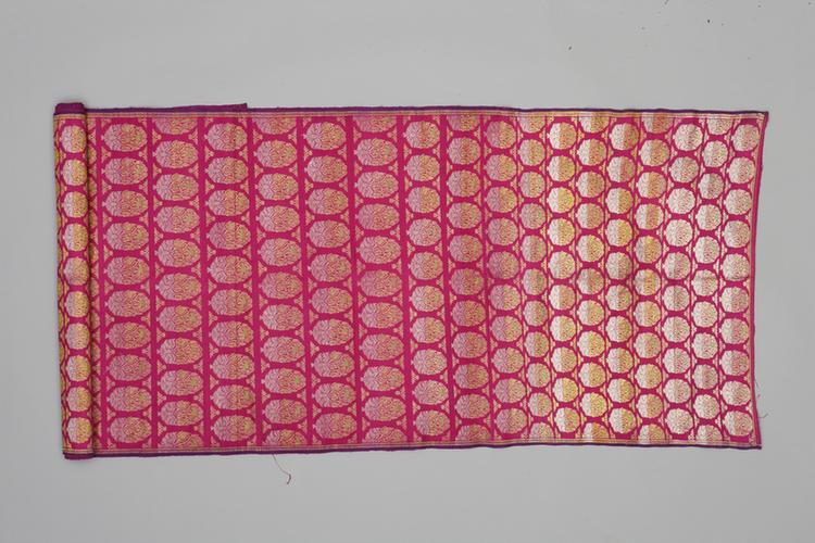 玫瑰紫色团花纹回回绸