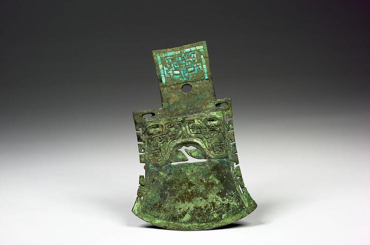 嵌绿松石兽面纹钺