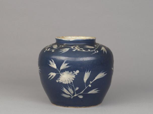 回青釉拔白花卉纹罐