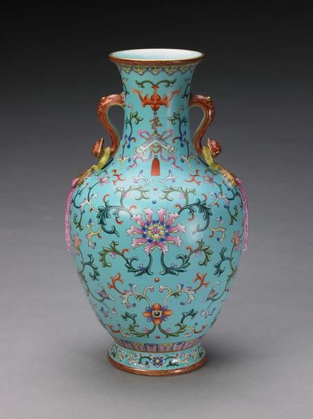 乾隆款绿地洋彩缠枝莲纹如意耳瓶