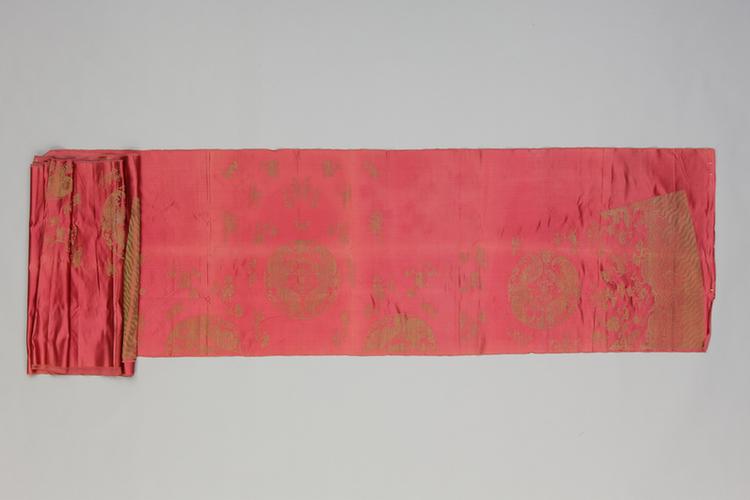 绛色三多喜相逢纹织金缎袍料