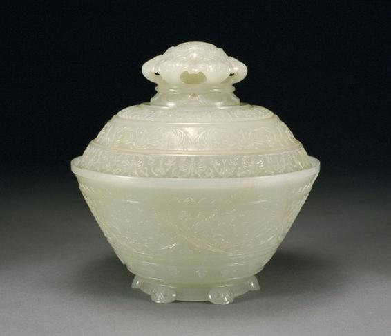 乾隆款青玉宝相花纹兽钮带盖奁