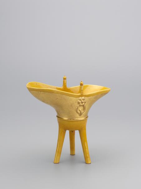 乾隆款黄釉涂金爵