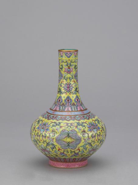 嘉庆款黄地粉彩花蝶纹直颈瓶