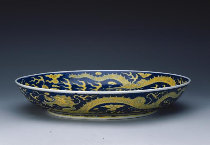 光绪款青花地黄彩云龙戏珠纹盘