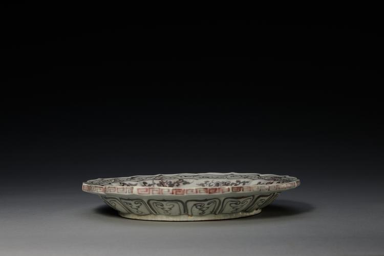 釉里红缠枝莲纹菱花式盏托