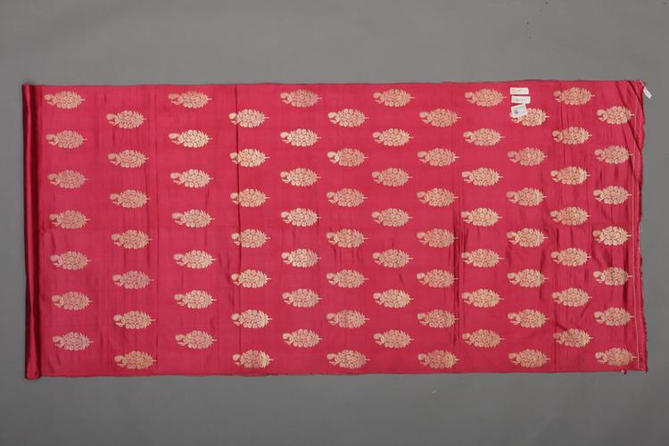 紫红色金银花鸟纹回回织金缎